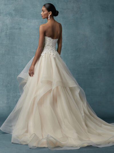 Anastasia – Maggie Sottero menyasszonyi ruha (hátulról)