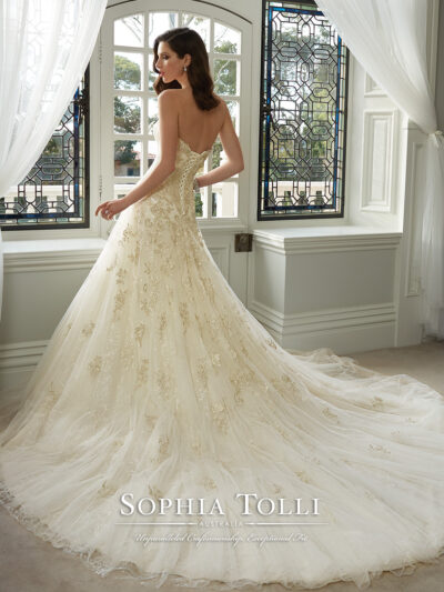 Kim – Sophia Tolli menyasszonyi ruha (hátulról)