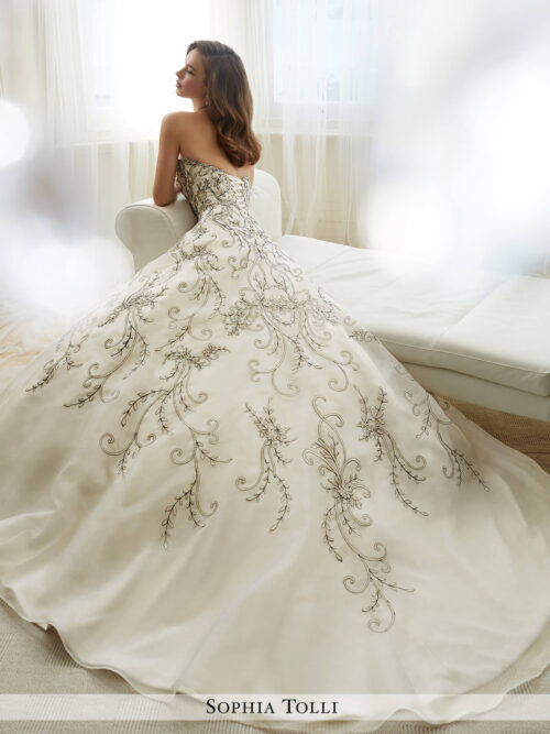 Emeline – Sophia Tolli menyasszonyi ruha (hátulról)